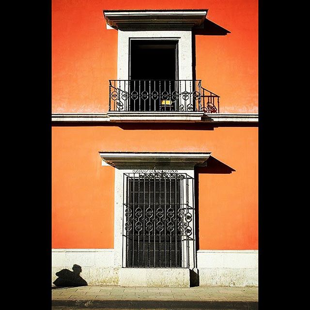 OAXACA MEXICO STREET
My visit to Oaxaca Mexico made me realize how similar it is to my country of origin, Greece. 
Photo: © @spiro_photographer 
#spiro #spiro_photographer #mexico #oaxaca #oaxacamexico #street #passingby #passingthrough