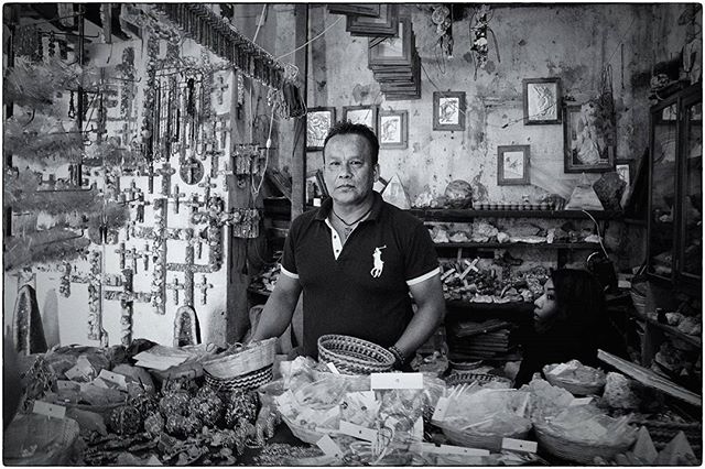 Crafts store owner selling semi-precious stones and crystals , mined at Valencia, Guanajuato Mexico. @detourporguanajuato

#valencia #guanajuato #mexico #iglesia #church #craftsman #stones #jewelry #crystals