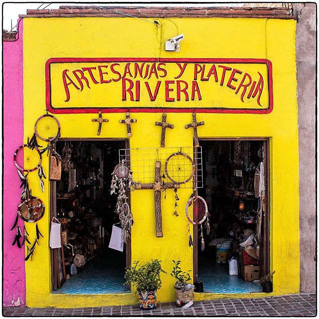 Colourful Mexico. 
This crafts store is locaed close to a church at Valencia, Guanajuato Mexico.

#valencia #guanajuato #mexico #iglesia #church #crafts #stones #arts #crystals #livingcolour @detourporguanajuato