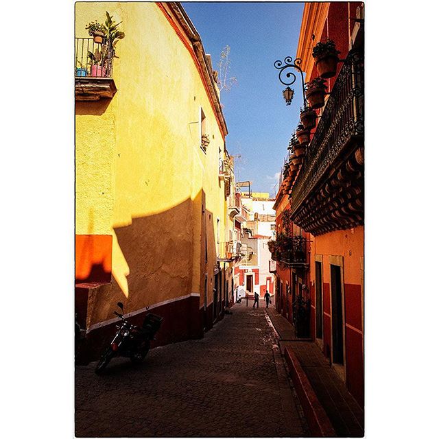 Guanajuato City, 
#guanajuato #mexico #urban #streetphoto #cobblestone #spiro #spiro_photographer #streetcolour #shadows #settingsun #shadowplay #spirophotographer
