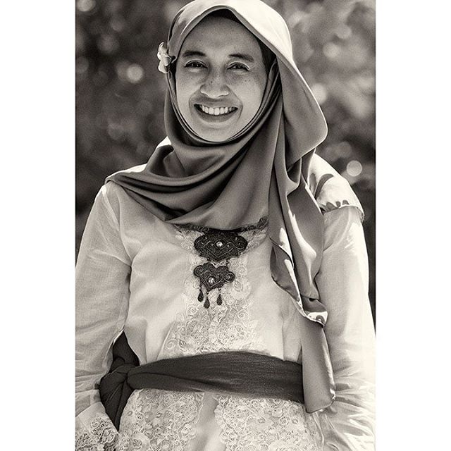 INDONESIAN GIRL
black and white with sepia toning 
#indonesia #indonesian #headscarf #proud #poise #smile #traditional #bw #sepia #spiro #spiro_photographer #spirophotographer