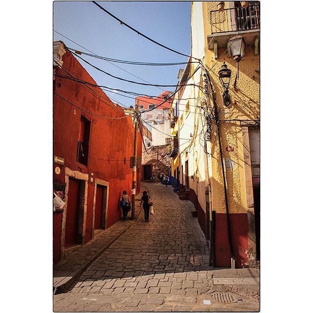 Guanajuato City, 
#guanajuato #mexico #urban #streetphoto #cobblestone #spiro #spiro_photographer #nostraightlines #spirophotographer
