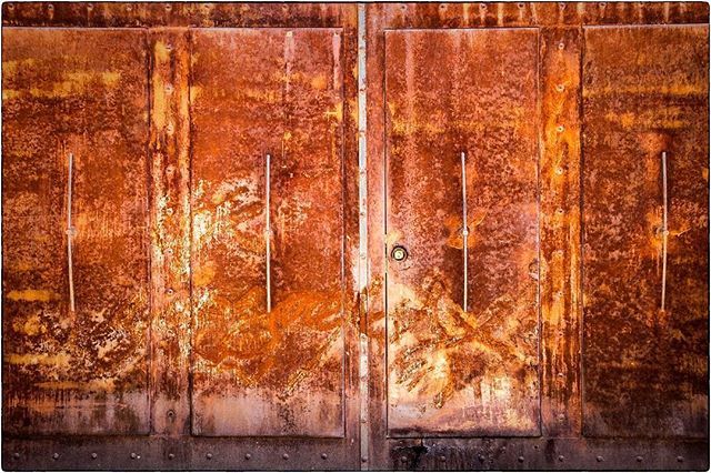 OAXACA CITY, MEXICO
Rusty Door with chrome handles.

#oaxaca #mexico #oaxacamexico #colour #texture #rust #modernist #beautiful #doorway #city #architecture #graphic #design #shape #spiro #spiro_photographer #spirophotographer