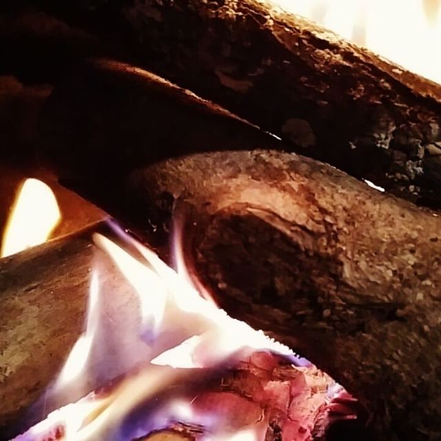 Staying warm this summer.
Phone video

#cold #coldsummer #fire #fireplace #cosy #cozy