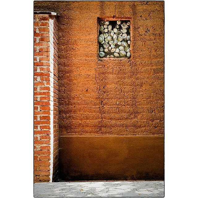 OAXACA CITY, MEXICO
Adobe, and brick in right angle frame.

#oaxaca #mexico #oaxacamexico #colour #texture #rust #modernrustic #frame #adobe #brick #beautiful #corner #stones #city #architecture #graphic #design #shape #spiro #spiro_photographer #spirophotographer