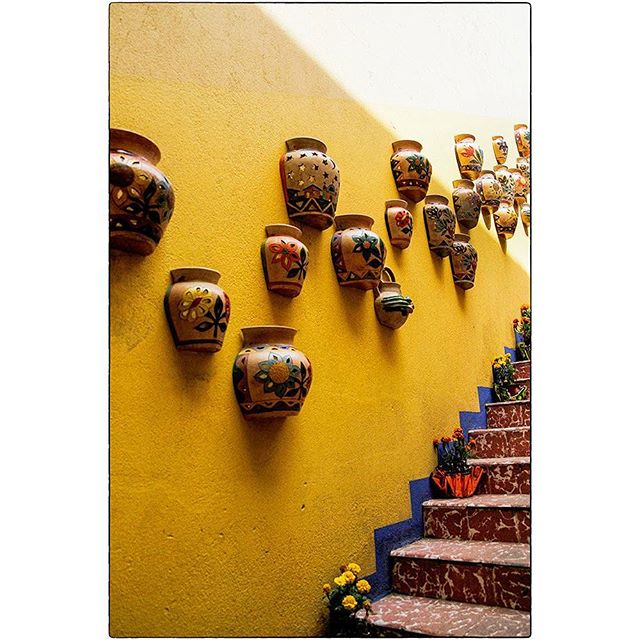 OAXACA CITY, MEXICO
Stairs with pottery
#oaxaca #mexico #oaxacamexico #colour #stairs #staircase #vibrant #pottery #texture #composition #city #architecture #graphic #design #shape #spiro #spiro_photographer #spirophotographer