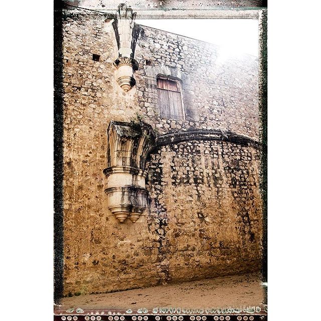 Detail in Polaroid view

#oaxaca #oaxacamexico #mexico #cuilapandeguerrero #church #iglesia #monasterio #monastery #sandiagoapostol #Mixtec #zapotec #Basilica #dominican #monastery #monasterio #prison #carcel #spiro #spiro_photographer #spirophotographer
