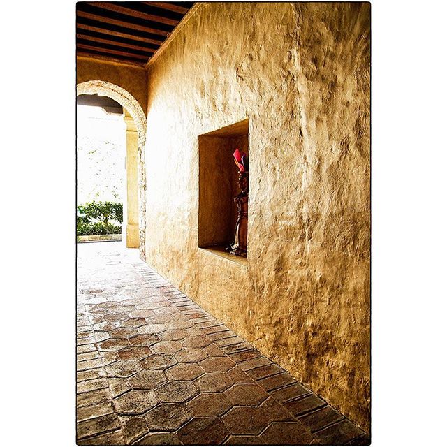 #oaxaca #oaxacamexico #mexico #hotel #courtyard #lines #shapes #design #architecture #composition #layout #shade #corridor #arch #door #doorway #spiro #spiro_photographer #spirophotographer