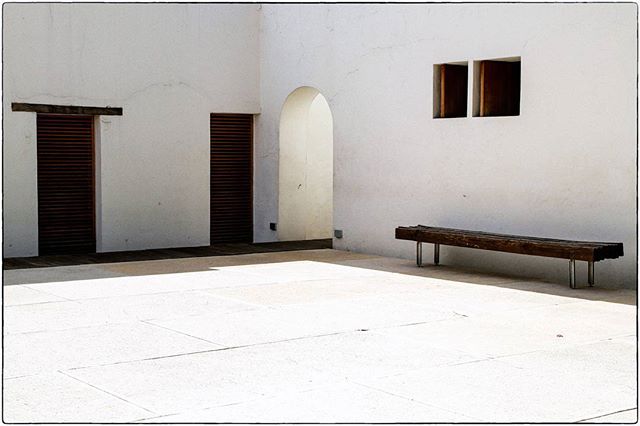 Courtyard at Museo de la Filatelia de Oaxaca.

#oaxaca #oaxacamexico #mexico #museo #courtyard #lines #shapes #design #architecture #composition #layout #shade #filatelia #door #doorway #spiro #spiro_photographer #spirophotographer