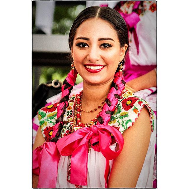 Guelaguetza festival. - FACES @rose_.mary
Beauty in traditional dress. 
Performer waiting for showtime
Preparations and dressing behind the scenes, before Showtime.

#iloveoaxaca #oaxaca #mexico #oaxacamexico #culture #culturalfestival #spirit #soul #beauty #colour #backstage #celebration #dance #bts #dressing #faces #waiting #group #music #festival #guelaguetza #guelaguetza2016 #discover #spiro #spiro_photographer #spirophotographer