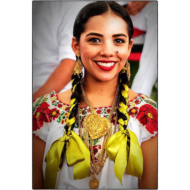 Guelaguetza festival. - FACES @maryrdgz22
Beauty in traditional dress. 
Performer waiting for showtime
Preparations and dressing behind the scenes, before Showtime.

#iloveoaxaca #oaxaca #mexico #oaxacamexico #culture #culturalfestival #spirit #soul #beauty #colour #backstage #celebration #dance #bts #dressing #faces #waiting #group #music #festival #guelaguetza #guelaguetza2016 #discover #spiro #spiro_photographer #spirophotographer