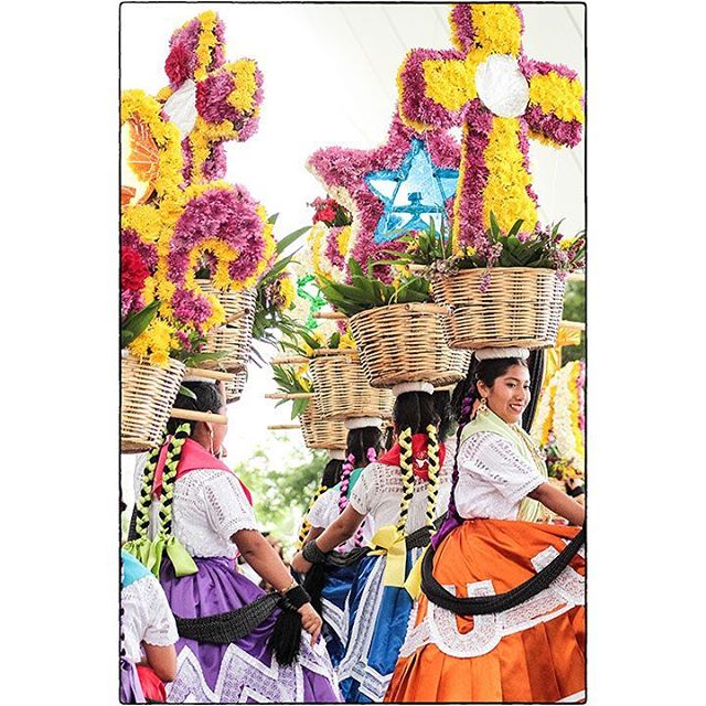Guelaguetza festival. 
SHOWTIME

#iloveoaxaca #oaxaca #mexico #oaxacamexico #culture #culturalfestival #spirit #soul #colour #showtime #celebration #dance #group #music #festival #guelaguetza #guelaguetza2016 #discover #spiro #spiro_photographer #spirophotographer