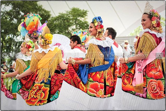 Guelaguetza festival. 
SHOWTIME @lupita_toto @barradasiris @samaracort
#iloveoaxaca #oaxaca #mexico #oaxacamexico #culture #culturalfestival #spirit #soul #beauty #colour #showtime #celebration #dance #group #music #festival #guelaguetza #guelaguetza2016 #discover #spiro #spiro_photographer #spirophotographer