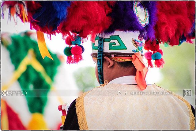 Guelaguetza festival. 
Preparations and dressing behind the scenes, before Showtime.

#iloveoaxaca #oaxaca #mexico #oaxacamexico #culture #culturalfestival #spirit #soul #colour #backstage #celebration #dance #bts #dressing #music #festival #guelaguetza #guelaguetza2016 #discover #spiro #spiro_photographer #spirophotographer
