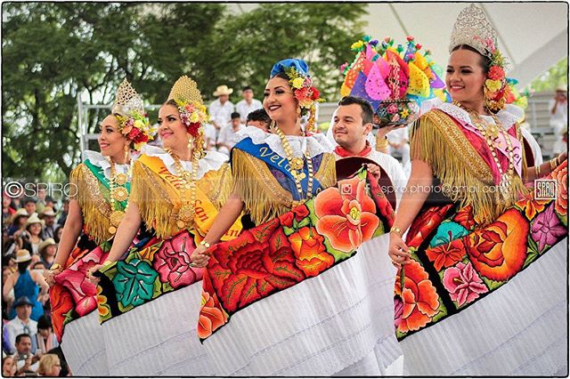 Guelaguetza festival. 
SHOWTIME @lupita_toto @samaracort @barradasiris

#iloveoaxaca #oaxaca #mexico #oaxacamexico #culture #culturalfestival #spirit #soul #beauty #colour #showtime #celebration #dance #group #music #festival #guelaguetza #guelaguetza2016 #discover #spiro #spiro_photographer #spirophotographer