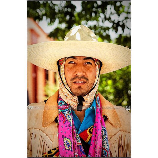 Guelaguetza performer. - FACES

#iloveoaxaca #oaxaca #mexico #oaxacamexico #culture #culturalfestival #spirit #soul #colour #backstage #celebration #dance #bts #dressing #faces #portrait #music #festival #guelaguetza #guelaguetza2016 #discover #spiro #spiro_photographer #spirophotographer