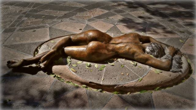 Walking into the Jardin Del Arte in Queretaro, one is confronted with this life-size, beautiful sculpture on the stone paved floor of the courtyard. 
#jardin #art #arte #nude #sculpture #courtyard #spiro #spirophotographer #spiro_photographer #spirophotography