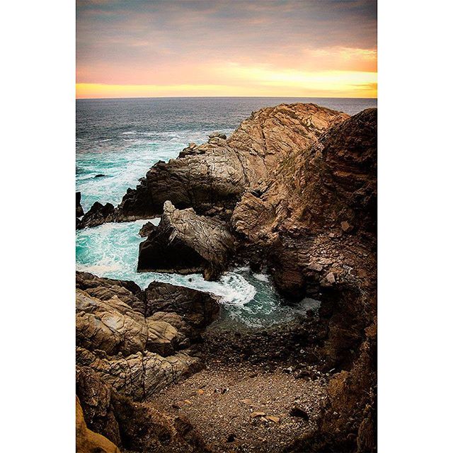 Cliff edge, overlooking the Pacific ocean, at sunset, from Punta Cometa, Mazunte, Oaxaca, Mexico. © @spiro_photographer
#sunset #love #magic #life #spiro #sparlet #spirophotographer #spiro_photographer #spirophotography