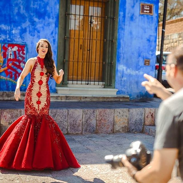 BTS
Working with love for life and for art,
@missglobalofficial
Photos by my assistant, friend and photographer 
BTS fotos: @dabeatlo
Wardrobe styling and coach and amazing helper: @iam_seydinaallen
@spiro_photographer

#photographerlife #bts #missglobalofficial #oaxacafotografo